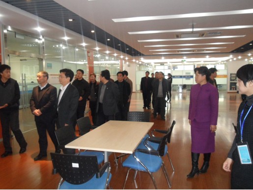 上海市普陀区人力资源和社会保障局领导们进入实训区模版公司