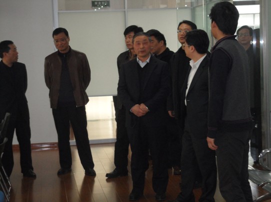 上海市普陀区人力资源和社会保障局委书记、公务员局局长杨新建（右三）进入模拟工商局